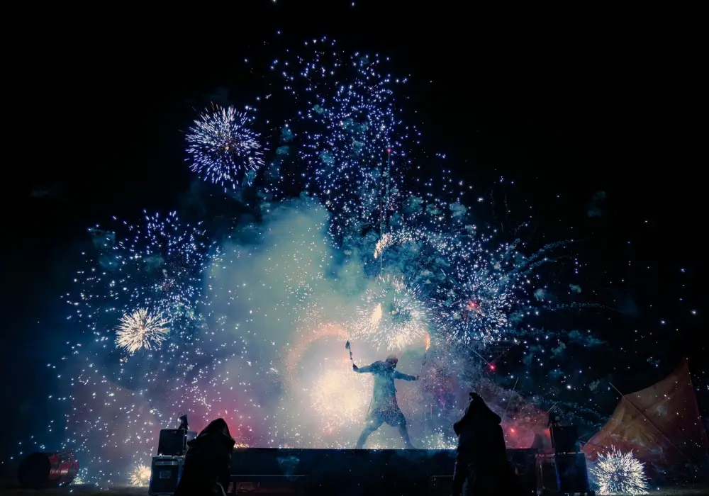 performance artistique Fury en plein air