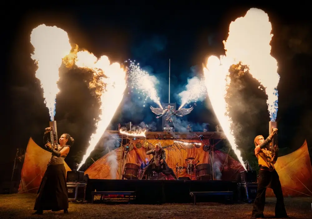 scène du spectacle Fury avec torches et flammes