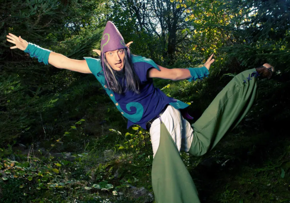 scène du spectacle Ribambulle avec torches et flammes