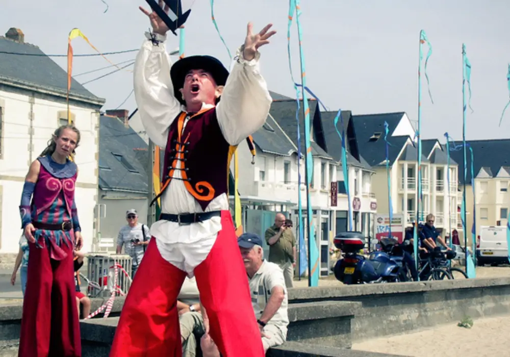 scène du spectacle Ribambulle avec torches