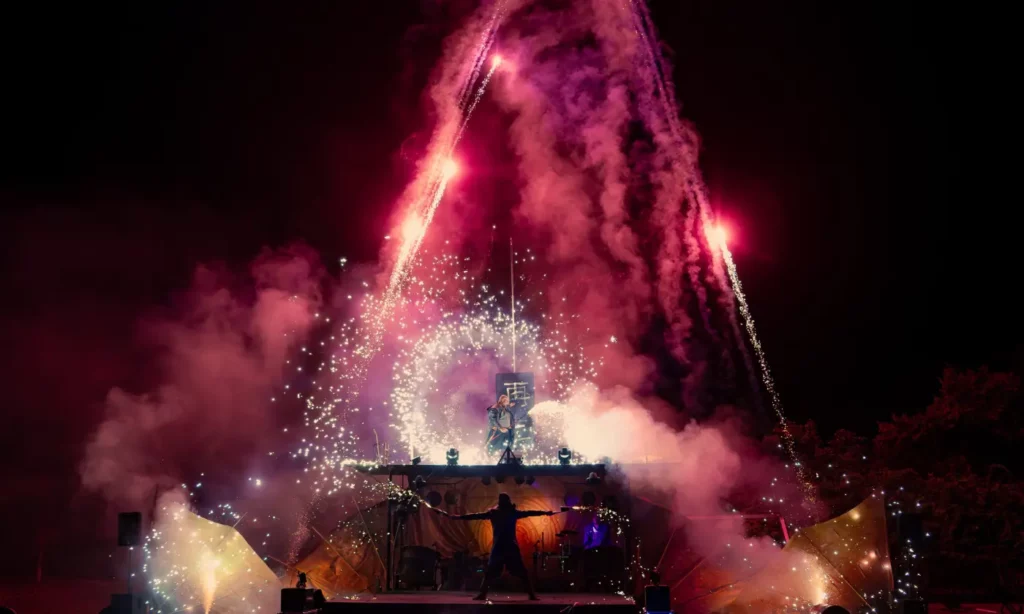 Grand spectacle de feu avec pyrotechnie